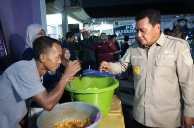 
 Bupati Tangerang Moch. Maesyal Rasyid kembali mengunjungi warga terdampak kebakaran Tempat Pembuangan Akhir (TPA) Jatiwaringin yang mengungsi di Balai Desa Tanjakan Mekar, Kecamatan Rajeg. Foto: ist