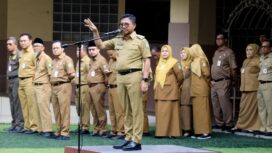 Wali Kota Tangerang Sachrudin saat memimpin Apel Pegawai di Lingkungan Pemerintah Kota Tangerang. Foto: Ist 
