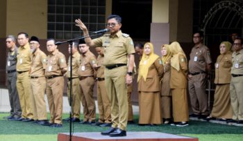 Wali Kota Tangerang Sachrudin saat memimpin Apel Pegawai di Lingkungan Pemerintah Kota Tangerang. Foto: Ist 