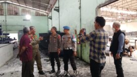 Danton Satpol PP Kecamatan Rajeg, Yudi didampingi Kanit binmas Polsek Rajeg, Iptu Budi Tindaklanjuti Keluhan Warga dengan mendatangi PT. Aljazeerah General Trading dan meminta menghentikan sementara aktivitas dan operasi Pabrik Briket arang tersebut. Foto: TangerangPos 