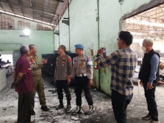 Danton Satpol PP Kecamatan Rajeg, Yudi didampingi Kanit binmas Polsek Rajeg, Iptu Budi Tindaklanjuti Keluhan Warga dengan mendatangi PT. Aljazeerah General Trading dan meminta menghentikan sementara aktivitas dan operasi Pabrik Briket arang tersebut. Foto: TangerangPos 