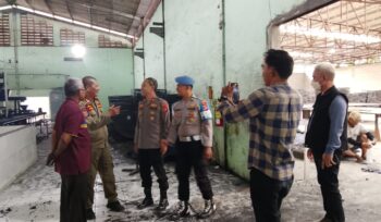 Danton Satpol PP Kecamatan Rajeg, Yudi didampingi Kanit binmas Polsek Rajeg, Iptu Budi Tindaklanjuti Keluhan Warga dengan mendatangi PT. Aljazeerah General Trading dan meminta menghentikan sementara aktivitas dan operasi Pabrik Briket arang tersebut. Foto: TangerangPos 