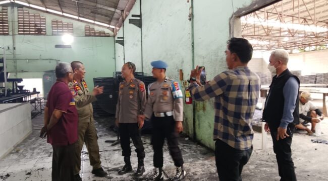 Danton Satpol PP Kecamatan Rajeg, Yudi didampingi Kanit binmas Polsek Rajeg, Iptu Budi Tindaklanjuti Keluhan Warga dengan mendatangi PT. Aljazeerah General Trading dan meminta menghentikan sementara aktivitas dan operasi Pabrik Briket arang tersebut. Foto: TangerangPos 