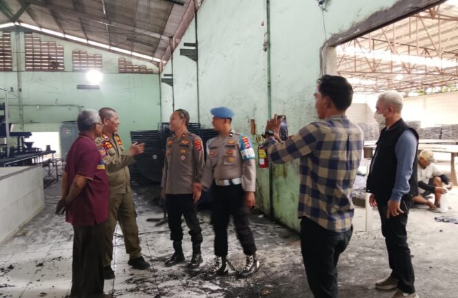 
 Danton Satpol PP Kecamatan Rajeg, Yudi didampingi Kanit binmas Polsek Rajeg, Iptu Budi Tindaklanjuti Keluhan Warga dengan mendatangi PT. Aljazeerah General Trading dan meminta menghentikan sementara aktivitas dan operasi Pabrik Briket arang tersebut. Foto: TangerangPos 