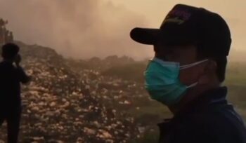 Bupati Tangerang Moch Maesyal Rasyid hampir setiap hari bahkan hingga malam hari naik turun monitor percepatan Penanaganan Kebakaran TPA Jatiwaringin. Foto: TangerangPos 