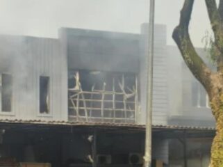 Tiga bangunan di kawasan Pergudangan Taman Tekno BSD, Kecamatan Setu, Kota Tangerang Selatan terbakar. Foto: ist 