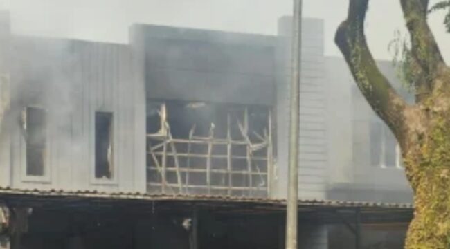 Tiga bangunan di kawasan Pergudangan Taman Tekno BSD, Kecamatan Setu, Kota Tangerang Selatan terbakar. Foto: ist 