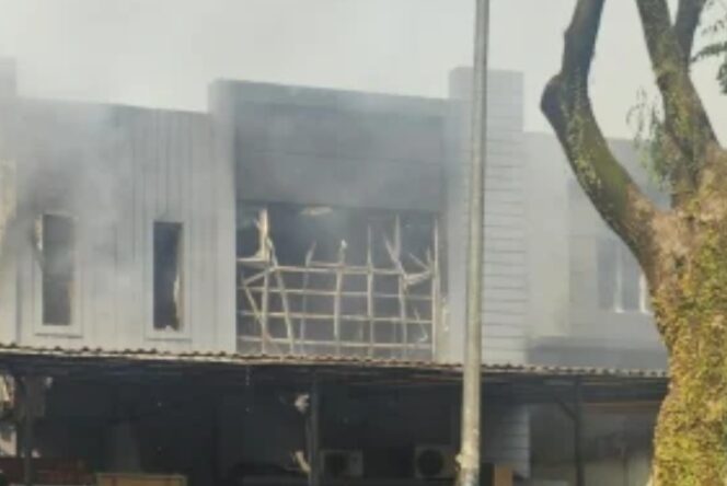 
 Tiga bangunan di kawasan Pergudangan Taman Tekno BSD, Kecamatan Setu, Kota Tangerang Selatan terbakar. Foto: ist 