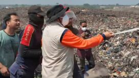 Bupati Tangerang Moch Maesyal Rasyid Turut Menyemprot Air Bantu Petugas Gabungan Padamkan TPA Jatiwaringin. Foto: Ist
