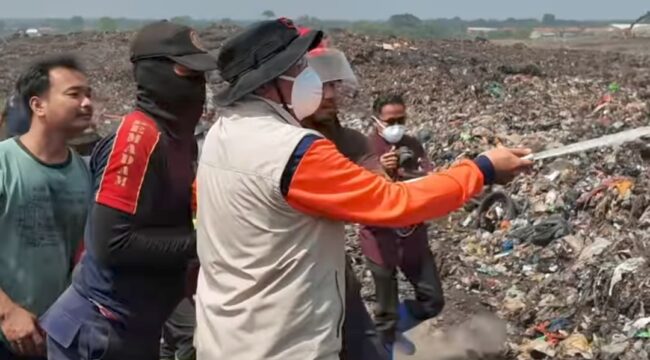 Bupati Tangerang Moch Maesyal Rasyid Turut Menyemprot Air Bantu Petugas Gabungan Padamkan TPA Jatiwaringin. Foto: Ist