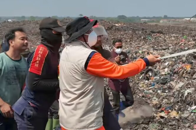 
 Bupati Tangerang Moch Maesyal Rasyid Turut Menyemprot Air Bantu Petugas Gabungan Padamkan TPA Jatiwaringin. Foto: Ist