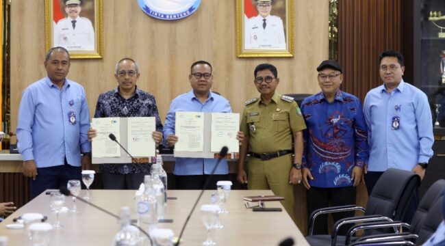 Wali Kota Tangerang, H. Sachrudin, turut menyaksikan langsung penandatanganan perjanjian kerja sama antara Perumda Tirta Benteng dan LST FMIPA UI yang berlangsung di Auditorium Perumda Tirta Benteng. Foto: ist