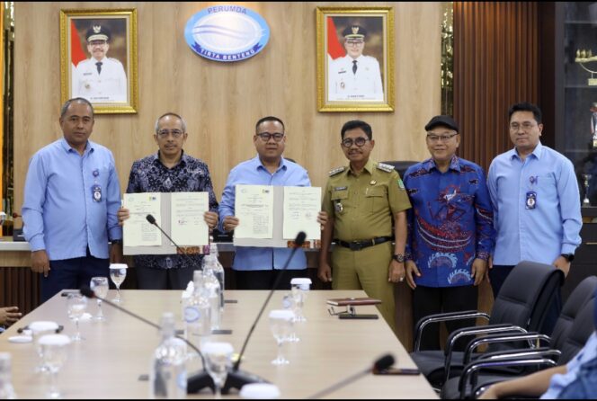 
 Wali Kota Tangerang, H. Sachrudin, turut menyaksikan langsung penandatanganan perjanjian kerja sama antara Perumda Tirta Benteng dan LST FMIPA UI yang berlangsung di Auditorium Perumda Tirta Benteng. Foto: ist