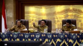 Wali Kota Tangerang Sachrudin saat memimpin Rapat Evaluasi Kewilayahan yang rutin digelar setiap bulan di Ruang Akhlakul Karimah, Gedung Pusat Pemerintahan Kota Tangerang. Foto: ist