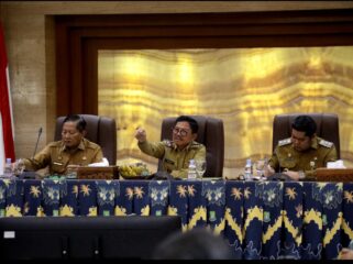 Wali Kota Tangerang Sachrudin saat memimpin Rapat Evaluasi Kewilayahan yang rutin digelar setiap bulan di Ruang Akhlakul Karimah, Gedung Pusat Pemerintahan Kota Tangerang. Foto: ist