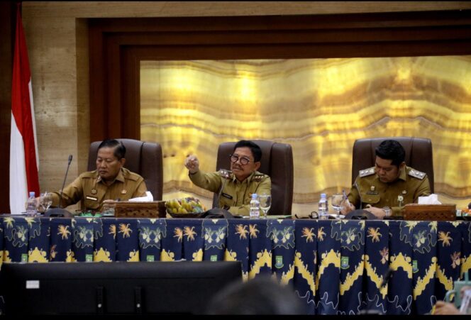 
 Wali Kota Tangerang Sachrudin saat memimpin Rapat Evaluasi Kewilayahan yang rutin digelar setiap bulan di Ruang Akhlakul Karimah, Gedung Pusat Pemerintahan Kota Tangerang. Foto: ist