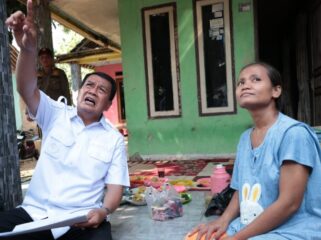 Bupati Tangerang Moch. Maesyal Rasyid melakukan kunjungan kerja berkeliling Kecamatan Tigaraksa untuk memantau pelaksanaan Program Rumah Tidak Layak Huni (RTLH). Foto: Ist