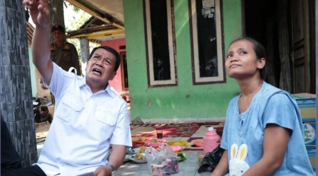 Bupati Tangerang Moch. Maesyal Rasyid melakukan kunjungan kerja berkeliling Kecamatan Tigaraksa untuk memantau pelaksanaan Program Rumah Tidak Layak Huni (RTLH). Foto: Ist
