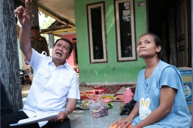 
 Bupati Tangerang Moch. Maesyal Rasyid melakukan kunjungan kerja berkeliling Kecamatan Tigaraksa untuk memantau pelaksanaan Program Rumah Tidak Layak Huni (RTLH). Foto: Ist