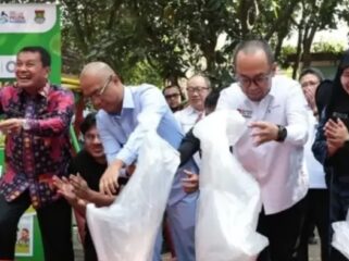 Bupati Tangerang Moch Maesyal Rasyid saat Dampingi Jamintel Kejagung Reda Mantovani Tinjau Pelaksanaan Program MBG Berbasis CSR. Foto: Ist
