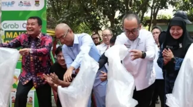 Bupati Tangerang Moch Maesyal Rasyid saat Dampingi Jamintel Kejagung Reda Mantovani Tinjau Pelaksanaan Program MBG Berbasis CSR. Foto: Ist