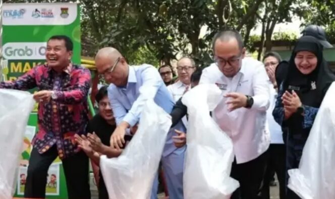 
 Bupati Tangerang Moch Maesyal Rasyid saat Dampingi Jamintel Kejagung Reda Mantovani Tinjau Pelaksanaan Program MBG Berbasis CSR. Foto: Ist