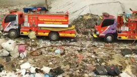 2 Unit Mobil BPBD kabupaten Tangerang terlihat siaga di Area TPA Jatiwaringin. Foto: ist