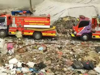 2 Unit Mobil BPBD kabupaten Tangerang terlihat siaga di Area TPA Jatiwaringin. Foto: ist