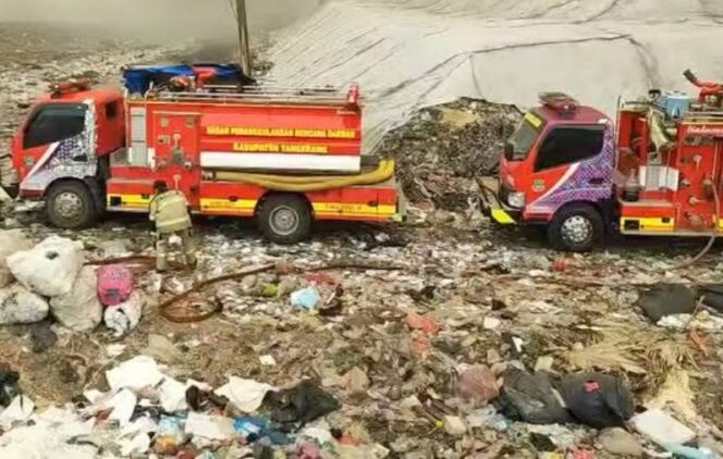 
 2 Unit Mobil BPBD kabupaten Tangerang terlihat siaga di Area TPA Jatiwaringin. Foto: ist