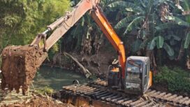 Tim Pemeliharaan Sumber Daya Air DPUPR Kota Tangerang melaksanakan kegiatan normalisasi Kali Serua, Kecamatan Ciledug, Kota Tangerang, Provinsi Banten. Foto: DPUPR Kota Tangerang