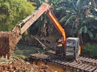 Tim Pemeliharaan Sumber Daya Air DPUPR Kota Tangerang melaksanakan kegiatan normalisasi Kali Serua, Kecamatan Ciledug, Kota Tangerang, Provinsi Banten. Foto: DPUPR Kota Tangerang