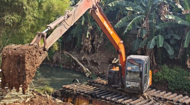 Tim Pemeliharaan Sumber Daya Air DPUPR Kota Tangerang melaksanakan kegiatan normalisasi Kali Serua, Kecamatan Ciledug, Kota Tangerang, Provinsi Banten. Foto: DPUPR Kota Tangerang