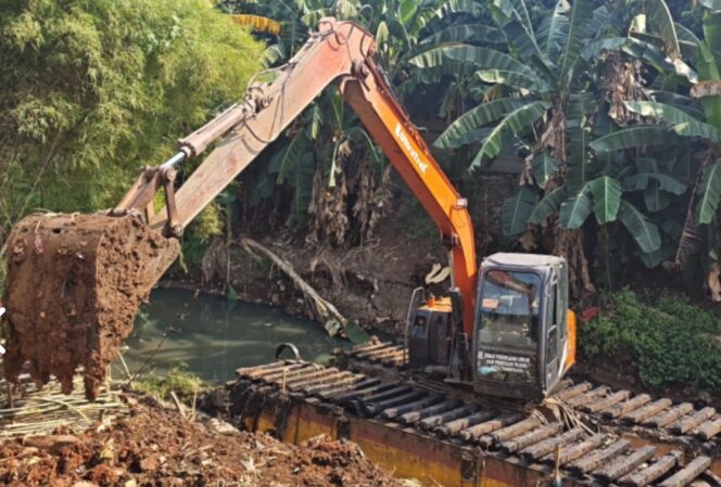 
 Tim Pemeliharaan Sumber Daya Air DPUPR Kota Tangerang melaksanakan kegiatan normalisasi Kali Serua, Kecamatan Ciledug, Kota Tangerang, Provinsi Banten. Foto: DPUPR Kota Tangerang