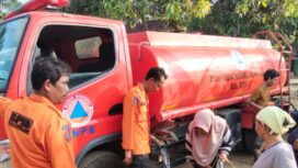BPBD Provinsi Banten saat salurkan 5000 liter air bersih ke masyarakat. Foto: Ist