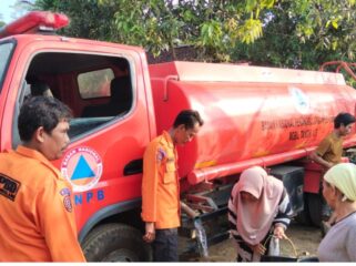 BPBD Provinsi Banten saat salurkan 5000 liter air bersih ke masyarakat. Foto: Ist