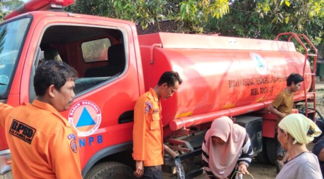 BPBD Provinsi Banten saat salurkan 5000 liter air bersih ke masyarakat. Foto: Ist