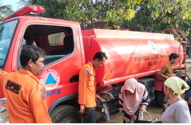
 BPBD Provinsi Banten saat salurkan 5000 liter air bersih ke masyarakat. Foto: Ist