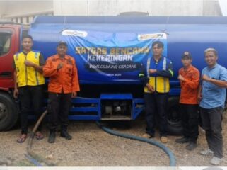 BBWS Ciliwung Cisadane Salurkan bantuan air bersih sebanyak 8.000 liter untuk pemenuhan kebutuhan sehari-hari warga di Kelurahan Kranggan, Kecamatan Setu, Kota Tangerang Selatan. Foto: ist