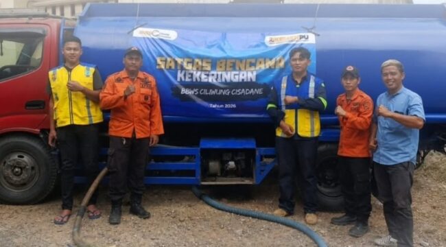 BBWS Ciliwung Cisadane Salurkan bantuan air bersih sebanyak 8.000 liter untuk pemenuhan kebutuhan sehari-hari warga di Kelurahan Kranggan, Kecamatan Setu, Kota Tangerang Selatan. Foto: ist