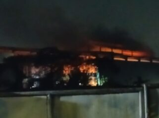 Aktivitas Pembakaran industri peleburan baja PT. Heng Da Steel di Jalan Kasir 1 Kelurahan Pasir Jaya Kecamatan Jatiuwung Kota Tangerang. Foto: TangerangPos 
