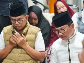 Gubernur Banten Andra Soni dan Wali Kota Tangerang, Sachrudin saat Bertakziah kekediaman Almarhum Ketua DPRD Kota Tangerang, Rusdi. Foto: TangerangPos 