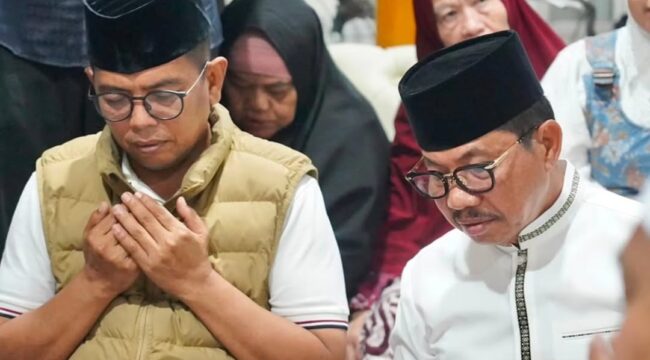 Gubernur Banten Andra Soni dan Wali Kota Tangerang, Sachrudin saat Bertakziah kekediaman Almarhum Ketua DPRD Kota Tangerang, Rusdi. Foto: TangerangPos 