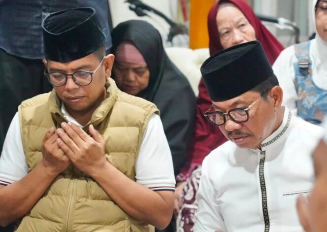 
 Gubernur Banten Andra Soni dan Wali Kota Tangerang, Sachrudin saat Bertakziah kekediaman Almarhum Ketua DPRD Kota Tangerang, Rusdi. Foto: TangerangPos 
