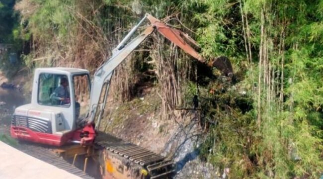 Alat Berat milik DPUPR Kota Tangerang saat lakukan Normalisasi Saluran Air di Puri Beta 1. Foto: Ist 