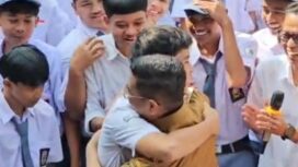 Siswa kelas X SMK Pandeglang, Abdoel Hafidz memeluk sebagai ungkapan rasa syukur atas Program Sekolah Gratis yang telah membantunya melanjutkan pendidikan. Foto: Ist