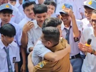 Siswa kelas X SMK Pandeglang, Abdoel Hafidz memeluk sebagai ungkapan rasa syukur atas Program Sekolah Gratis yang telah membantunya melanjutkan pendidikan. Foto: Ist