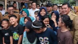 Gubernur Banten Andra Soni bersama Bupati Tangerang Moch Maesyal Rasyid menyalurkan bantuan air bersih kepada masyarakat yang terdampak kekeringan akibat musim kemarau di Desa Margasari dan Kelurahan Kadu Agung, Kecamatan Tigaraksa. Foto: Ist