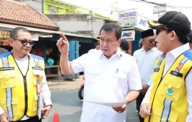
 Bupati Tangerang Moch Maesyal Rasyid saat meninjau langsung proses dimulainya perbaikan Jalan wilayah Sepatan. Foto: Ist