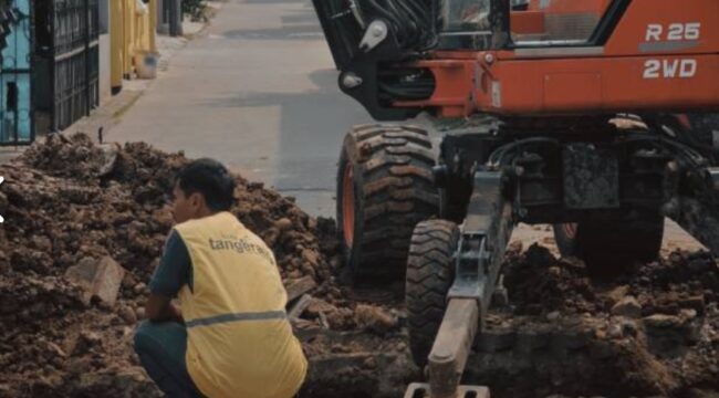 Alat berat DPUPR Kota Tangerang normalisasi saluran air di Perum Taman Gebang Periuk sudah berhasil dituntaskan hanya dalam hitungan hari. Foto: Ist 