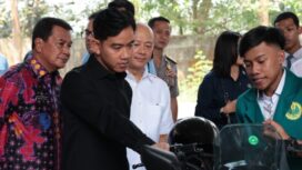 Bupati Tangerang Moch. Maesyal Rasyid saat dampingi Wakil Presiden RI Gibran Rakabuming Raka saat kunjungan kerja ke fasilitas produksi motor listrik di kawasan Balaraja, Kabupaten Tangerang. Foto: ist